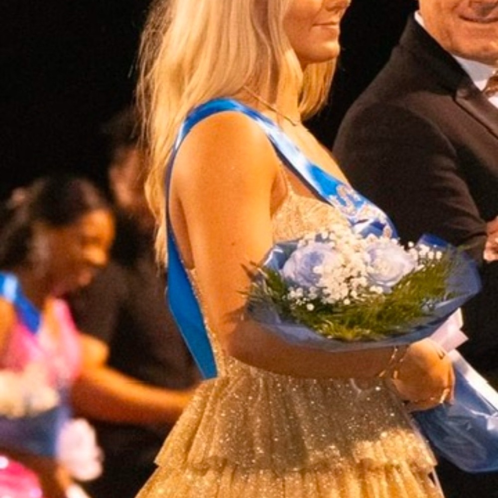 Gold sparkly prom/homecoming dress